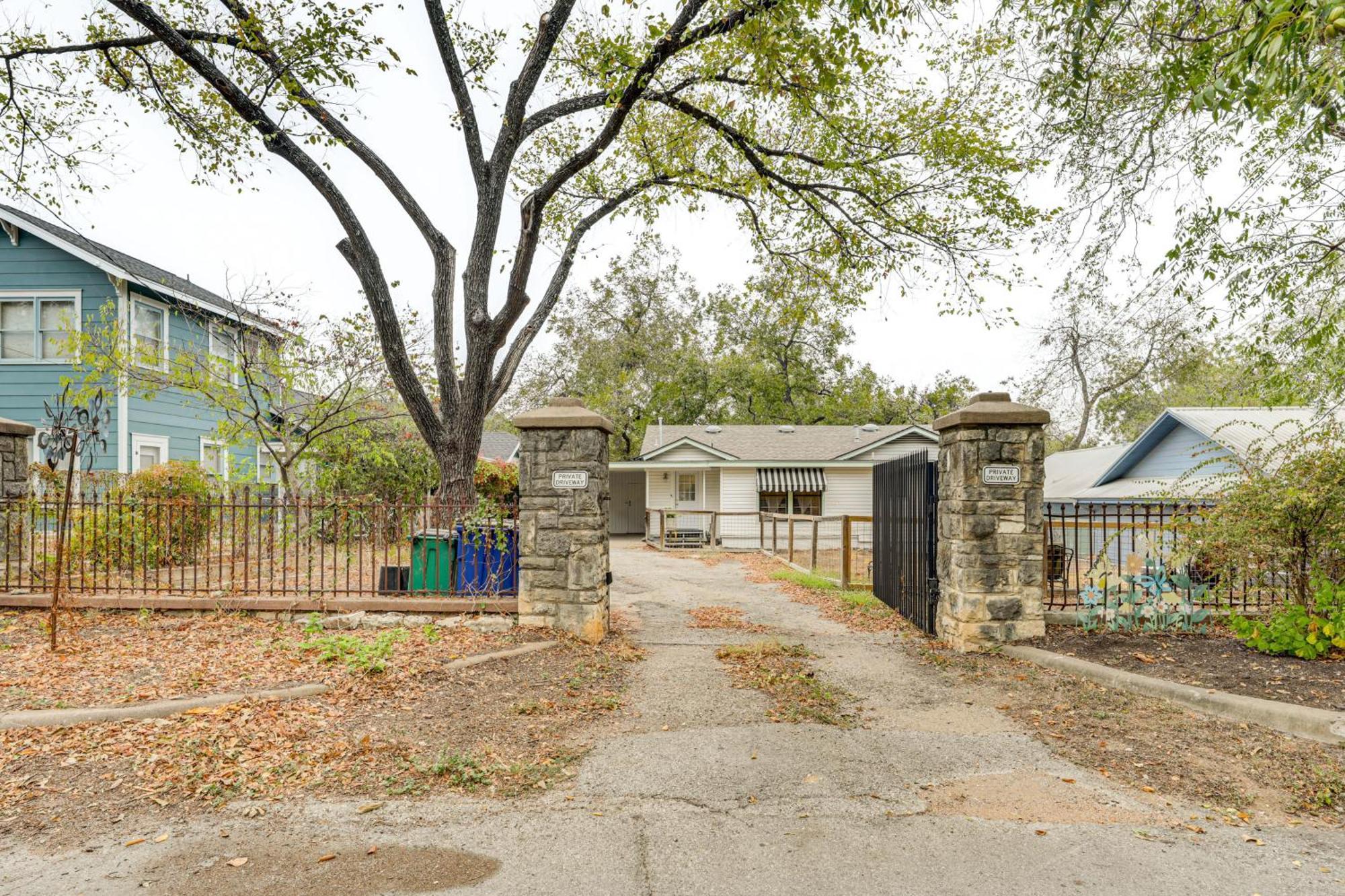 Walk To Ut Central Austin Home With Fenced Yard! Exterior photo